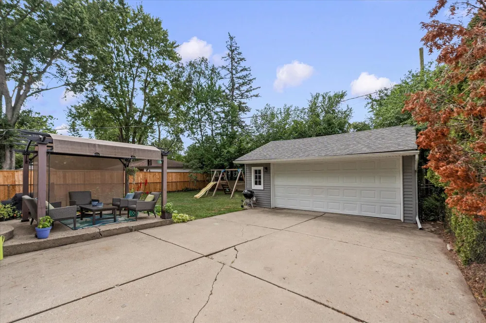 16943 Elizabeth Street Beverly Hills, MI 48025