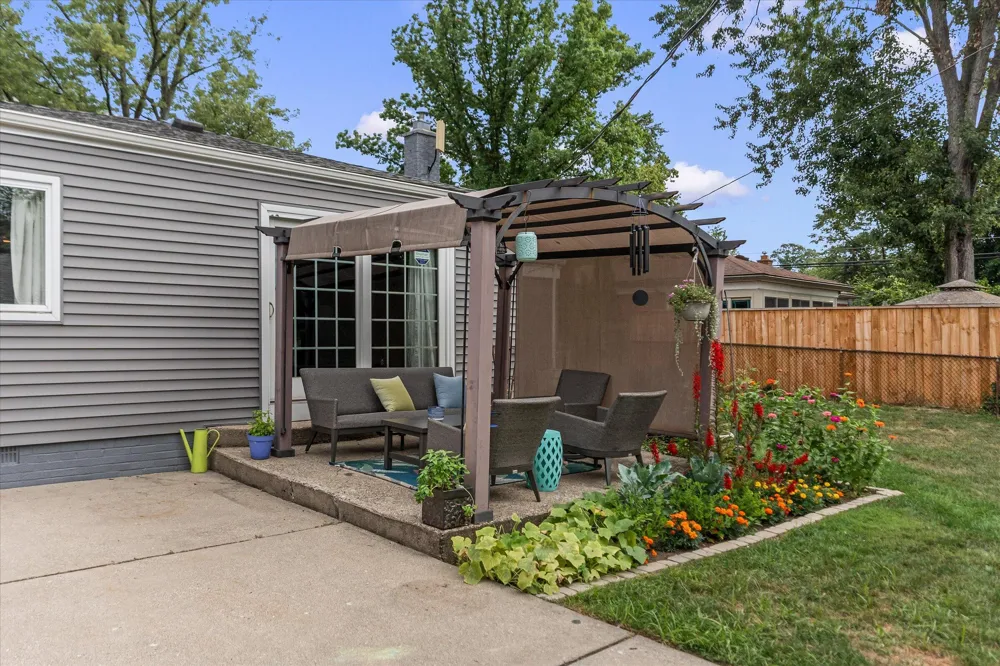 16943 Elizabeth Street Beverly Hills, MI 48025