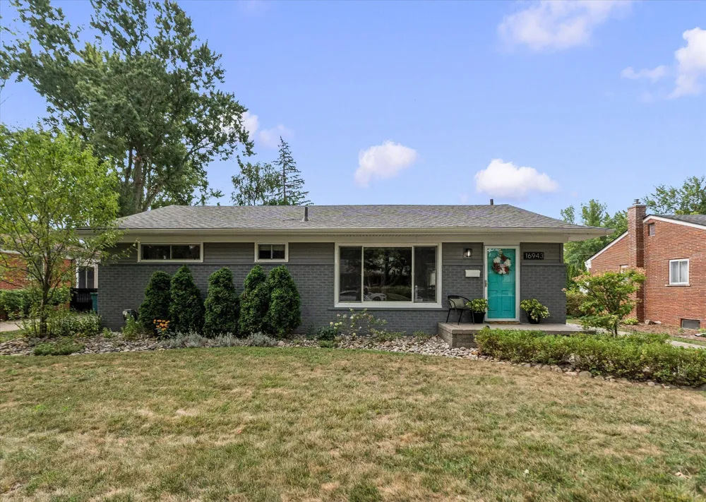 16943 Elizabeth Street Beverly Hills, MI 48025
