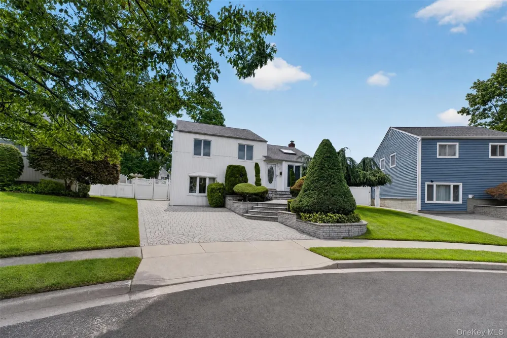 68 Briarwood Lane Plainview, NY 11803