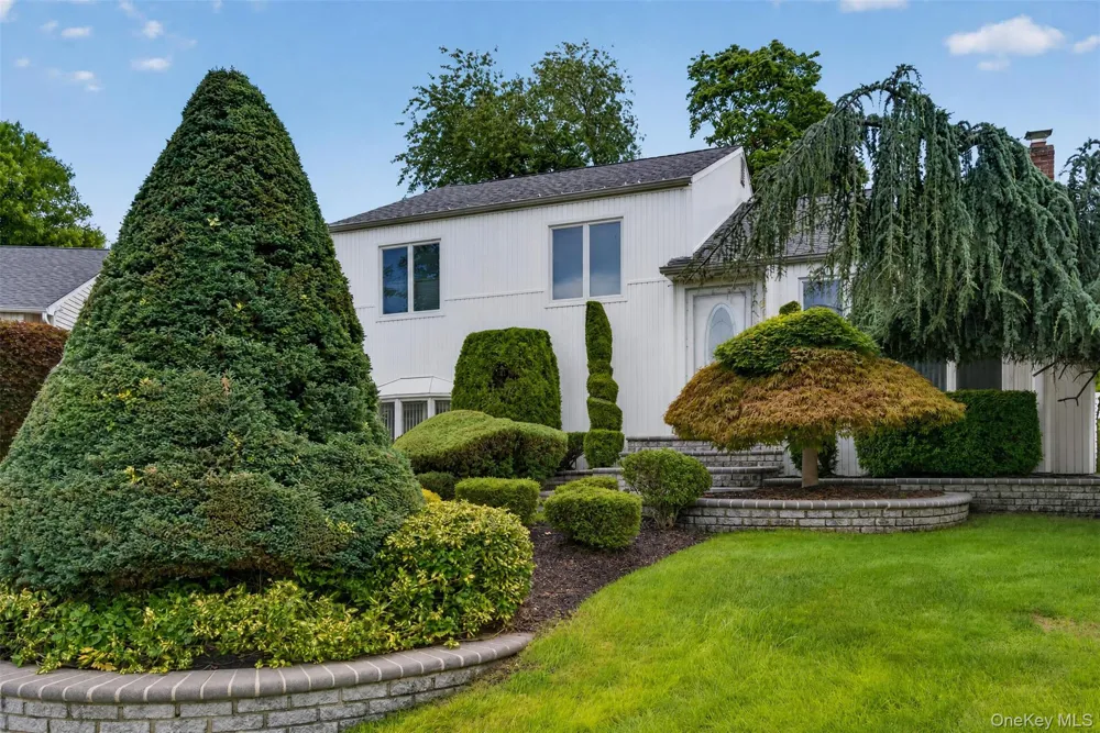 68 Briarwood Lane Plainview, NY 11803