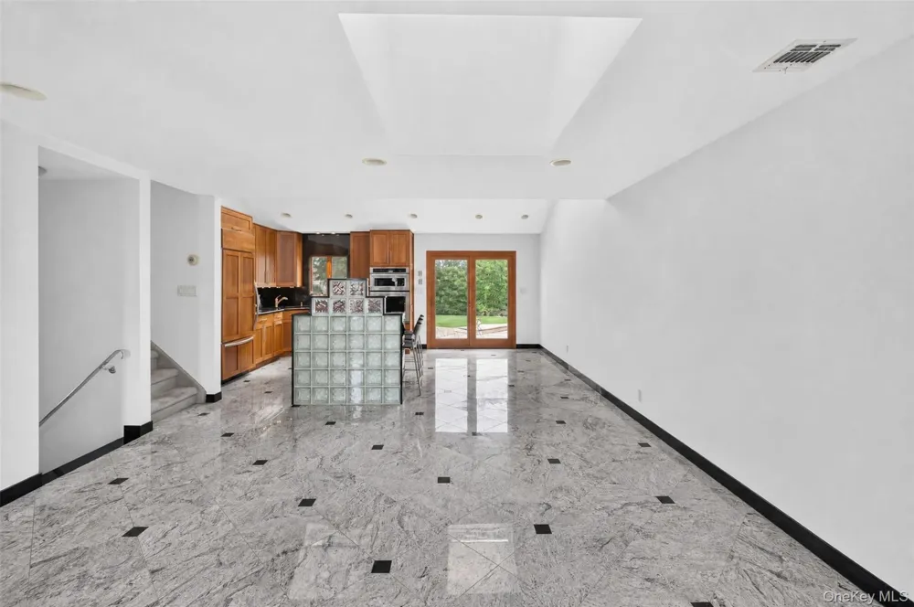 68 Briarwood Lane Plainview, NY 11803
