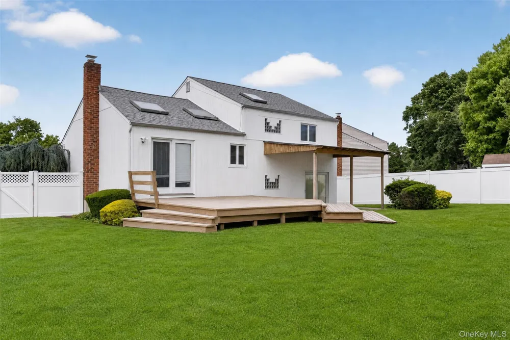 68 Briarwood Lane Plainview, NY 11803
