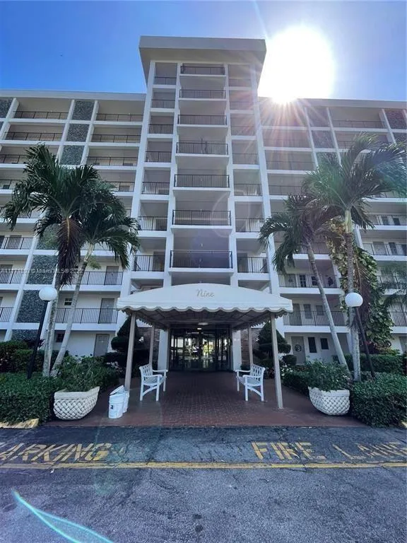 3100 PALM AIRE DRIVE #204 Pompano Beach, FL 33069