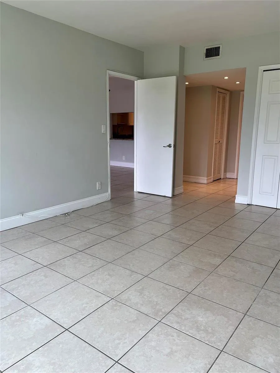 3100 PALM AIRE DRIVE #204 Pompano Beach, FL 33069