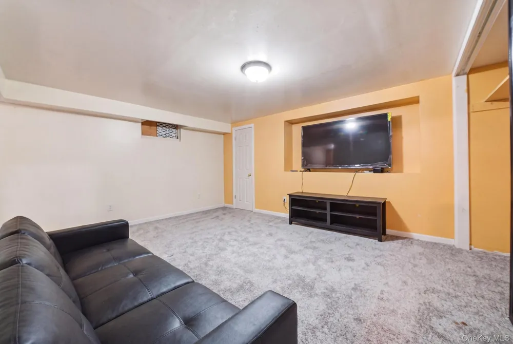 27 Hapsburg Place Hempstead, NY 11550