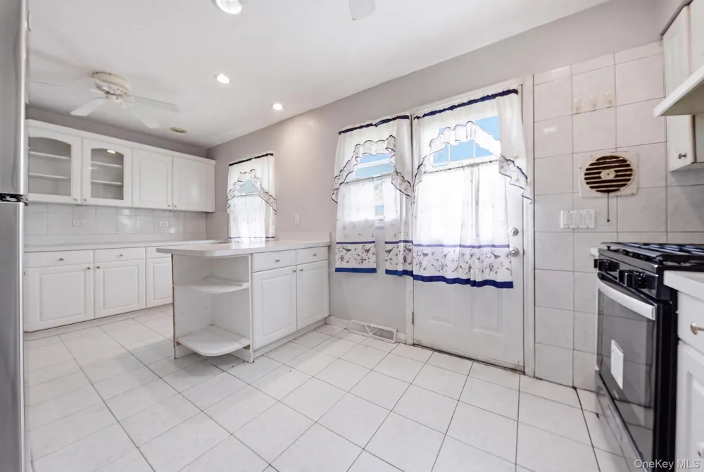 27 Hapsburg Place Hempstead, NY 11550