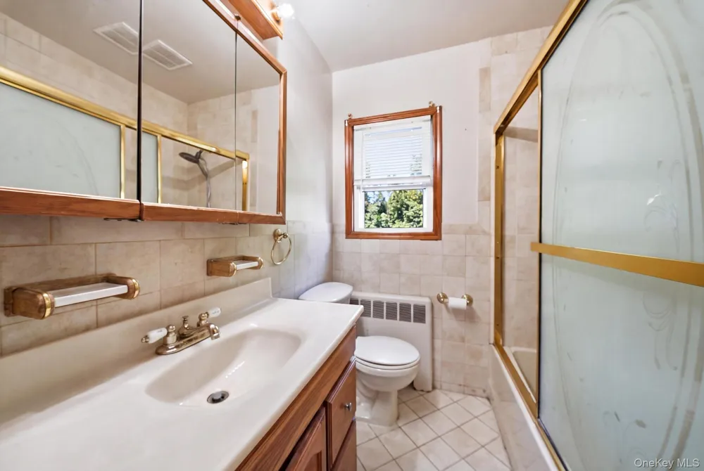 27 Hapsburg Place Hempstead, NY 11550