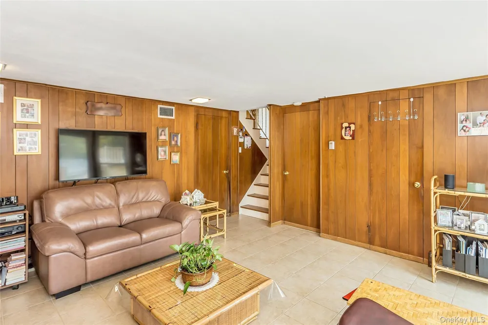 76 Robby Lane Manhasset Hills, NY 11040