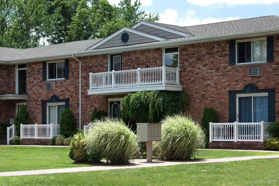 4 Baker Street #4D West Babylon, NY 11704
