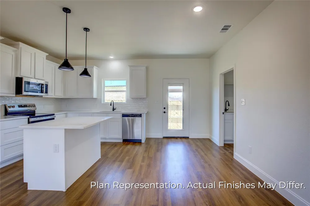 205 E Laura Avenue Quinlan, TX 75474