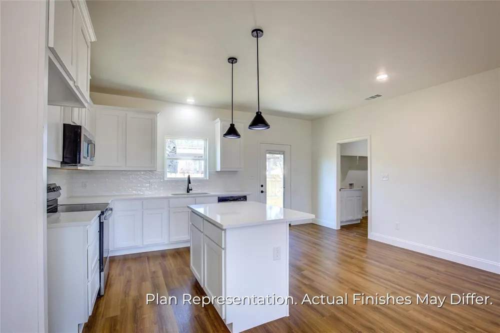 205 E Laura Avenue Quinlan, TX 75474