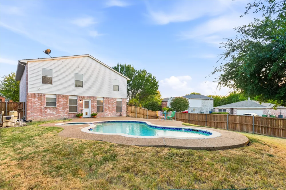 1301 Mill Crossing Garland, TX 75040