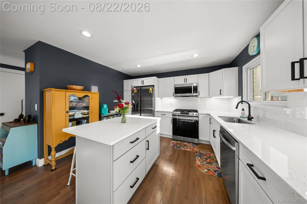 329 Manitou Avenue Clawson City, MI 48017
