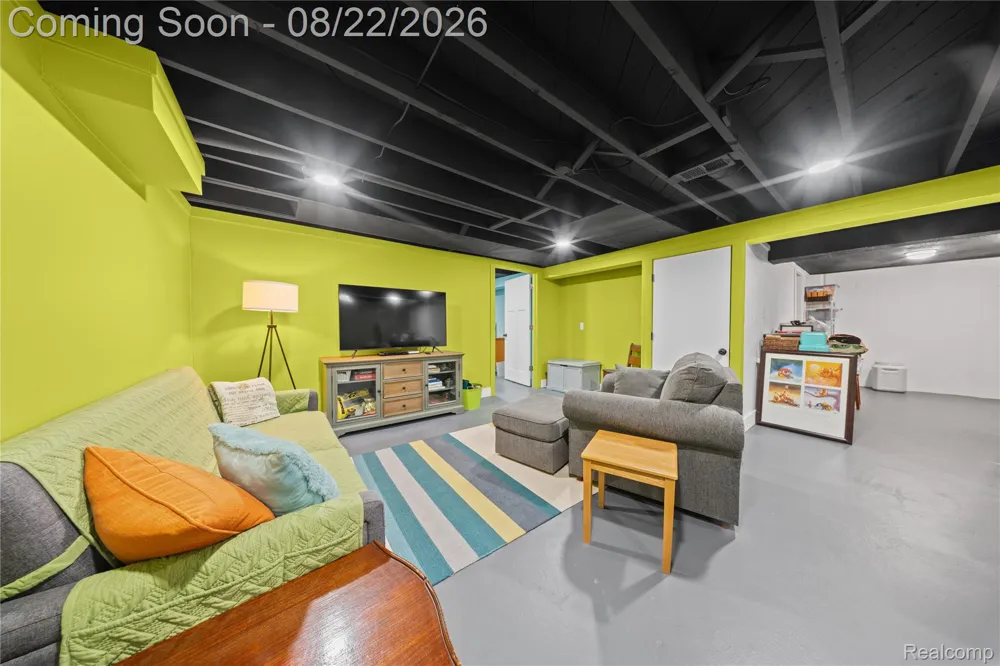 329 Manitou Avenue Clawson City, MI 48017