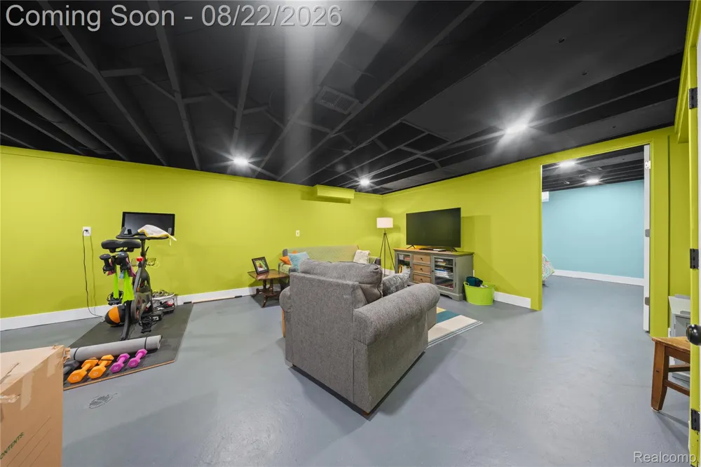 329 Manitou Avenue Clawson City, MI 48017