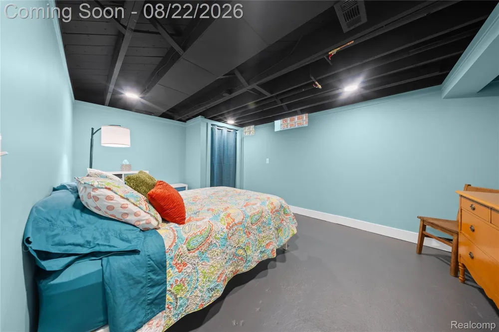 329 Manitou Avenue Clawson City, MI 48017
