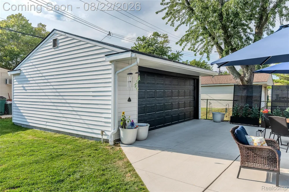 329 Manitou Avenue Clawson City, MI 48017