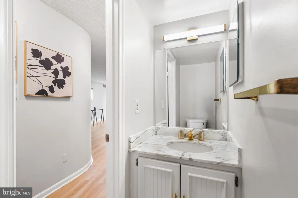 1101 S ARLINGTON RIDGE ROAD #212 Arlington, VA 22202