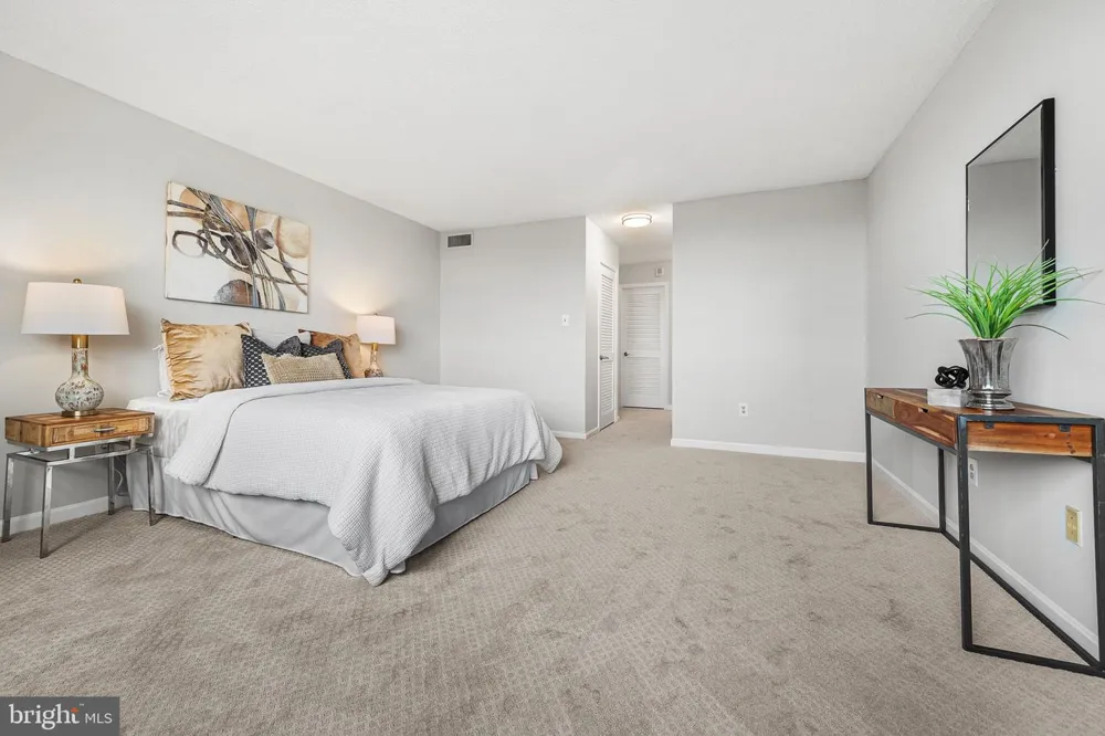 1101 S ARLINGTON RIDGE ROAD #212 Arlington, VA 22202