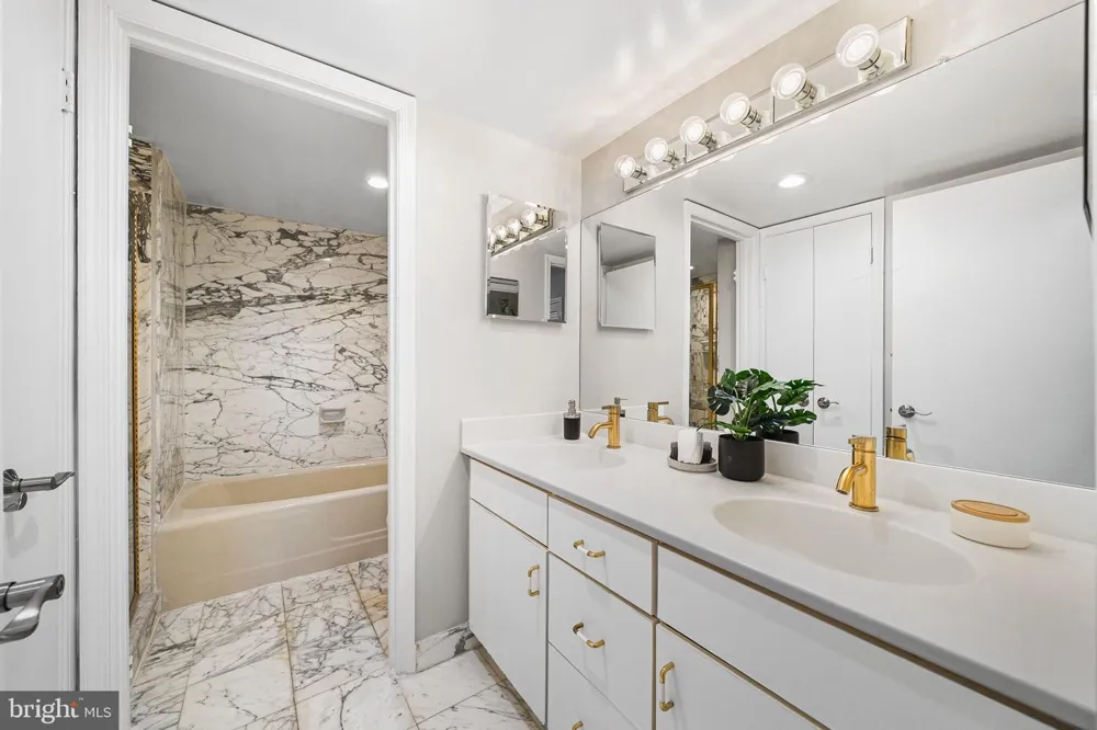 1101 S ARLINGTON RIDGE ROAD #212 Arlington, VA 22202