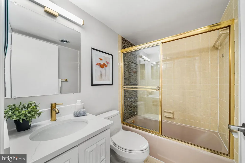 1101 S ARLINGTON RIDGE ROAD #212 Arlington, VA 22202