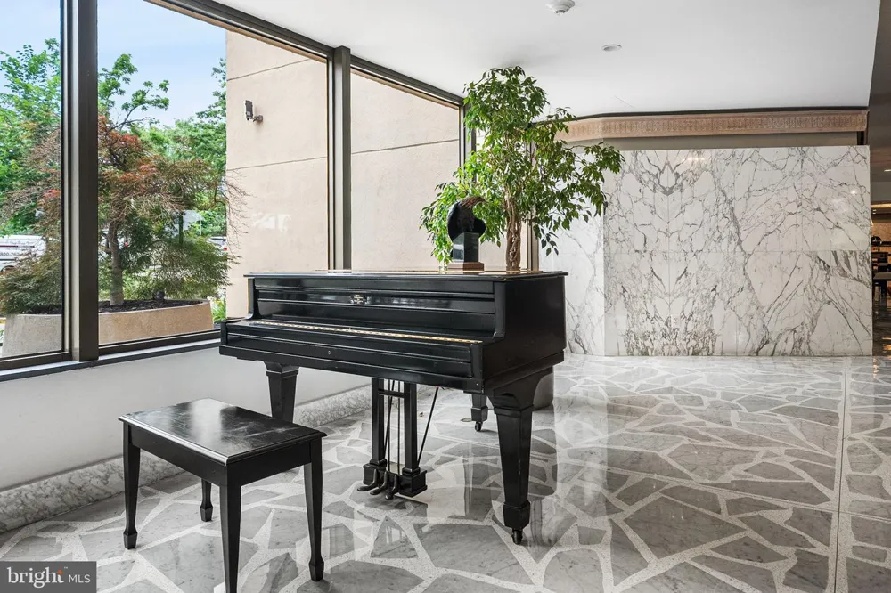 1101 S ARLINGTON RIDGE ROAD #212 Arlington, VA 22202