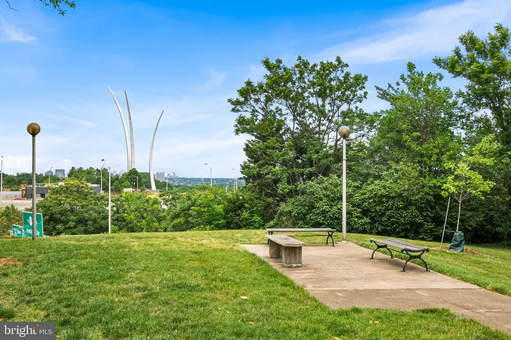 1101 S ARLINGTON RIDGE ROAD #212 Arlington, VA 22202
