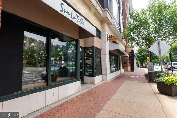 1101 S ARLINGTON RIDGE ROAD #212 Arlington, VA 22202