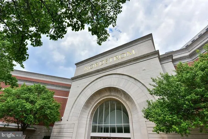 1101 S ARLINGTON RIDGE ROAD #212 Arlington, VA 22202