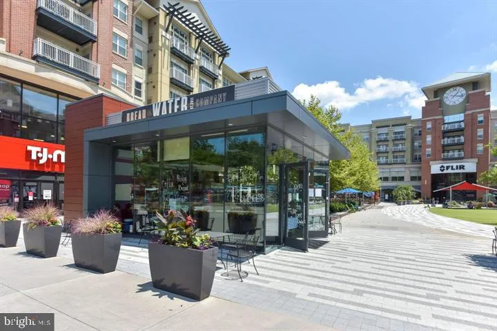 1101 S ARLINGTON RIDGE ROAD #212 Arlington, VA 22202