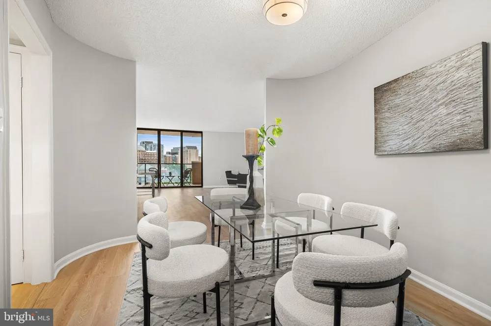 1101 S ARLINGTON RIDGE ROAD #212 Arlington, VA 22202