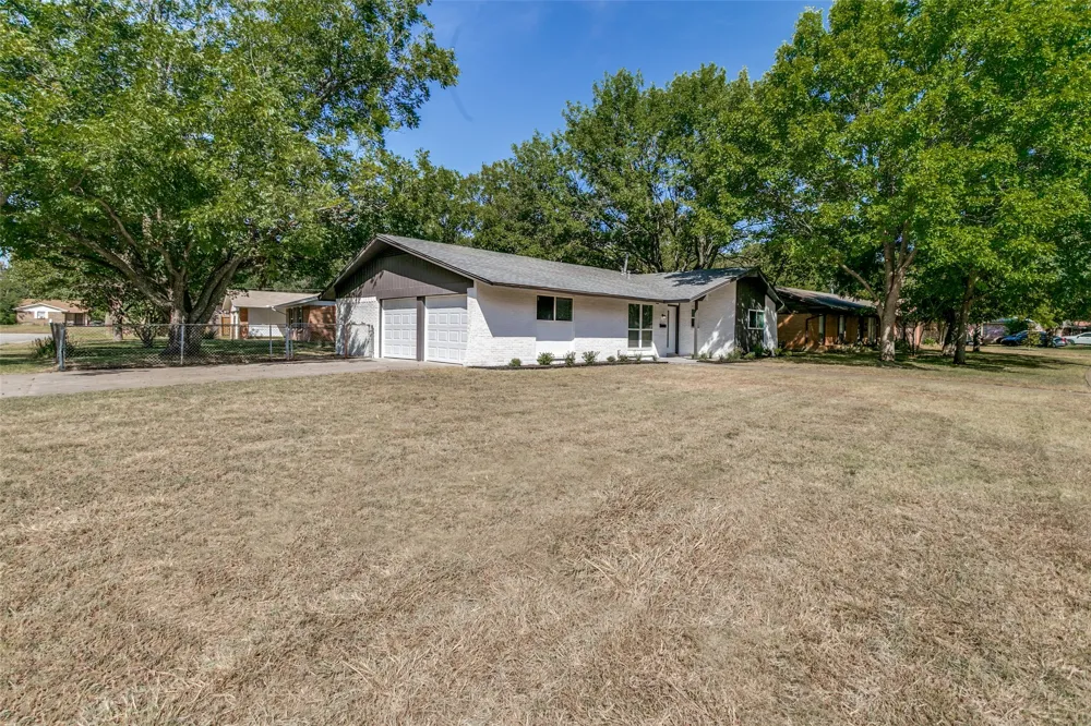 240 Collins Drive Burleson, TX 76028