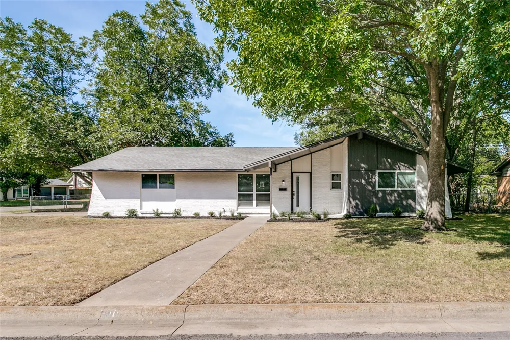 240 Collins Drive Burleson, TX 76028