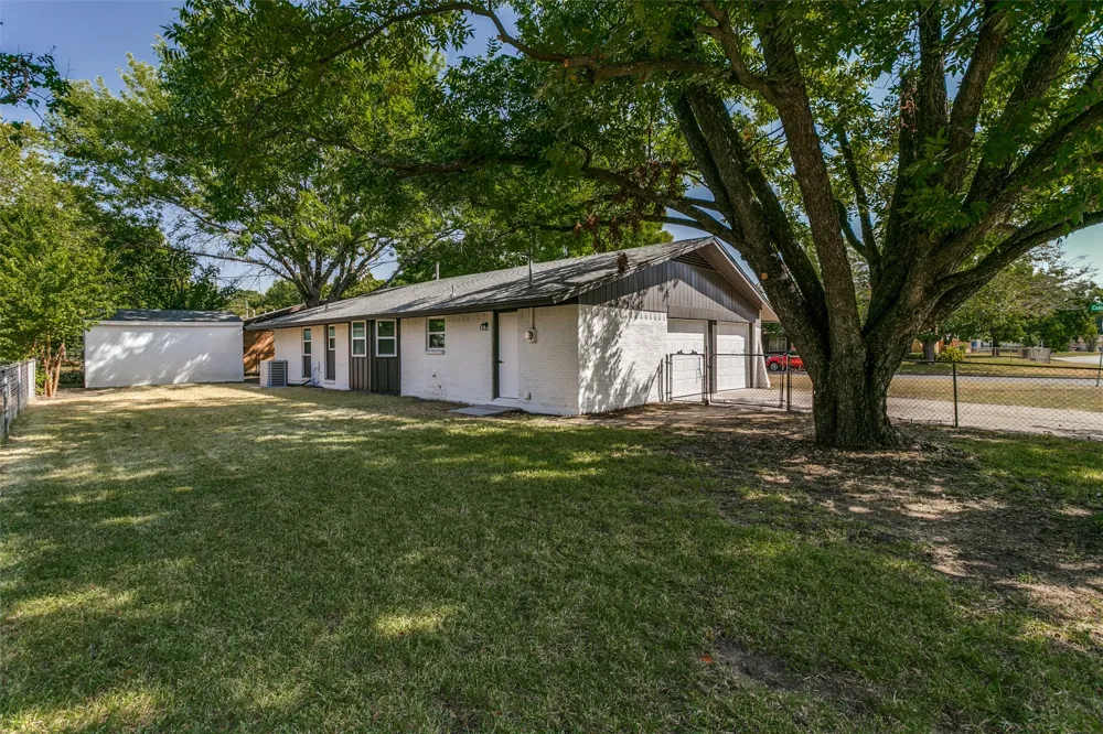 240 Collins Drive Burleson, TX 76028