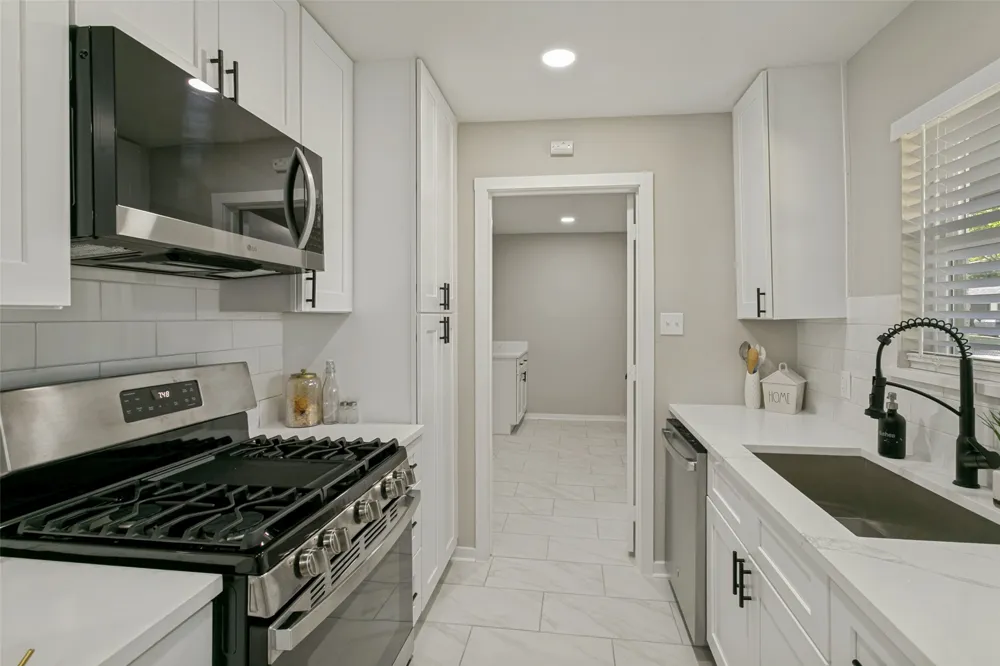240 Collins Drive Burleson, TX 76028