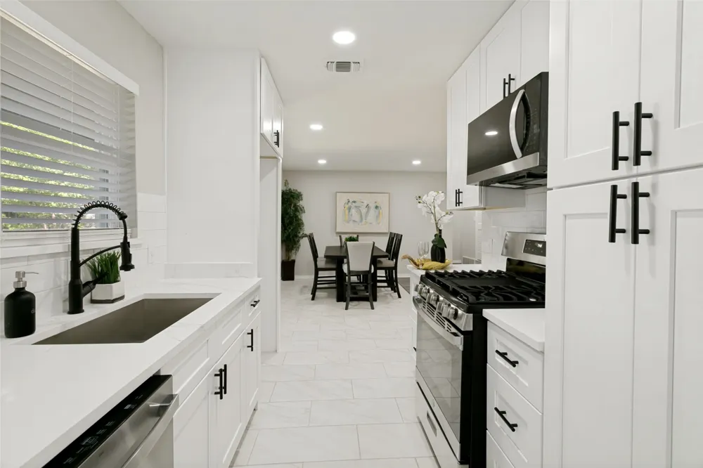 240 Collins Drive Burleson, TX 76028