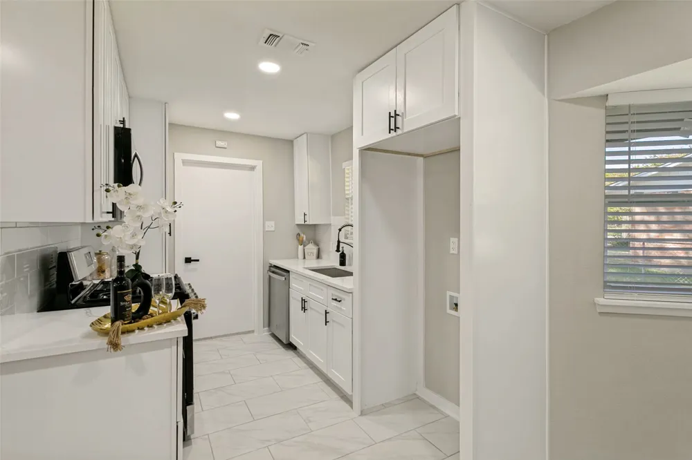 240 Collins Drive Burleson, TX 76028