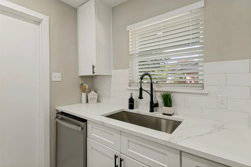 240 Collins Drive Burleson, TX 76028