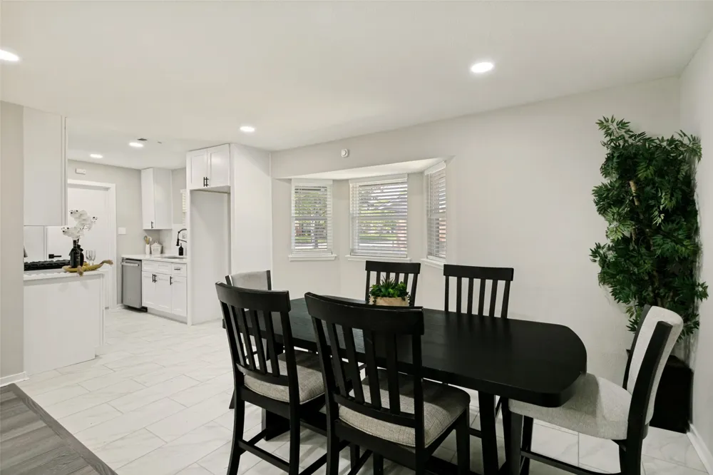 240 Collins Drive Burleson, TX 76028