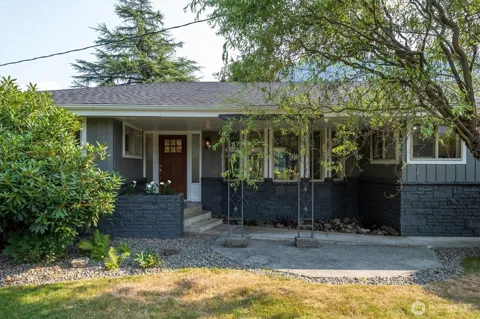 102 E Adams Avenue