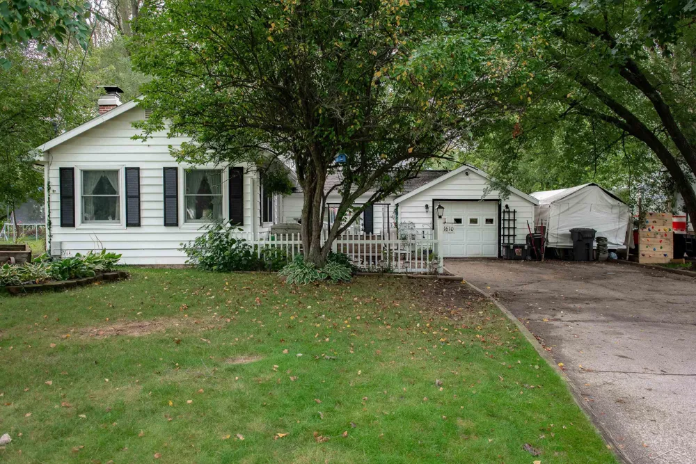 1610 E Ashman Street Midland City, MI 48642