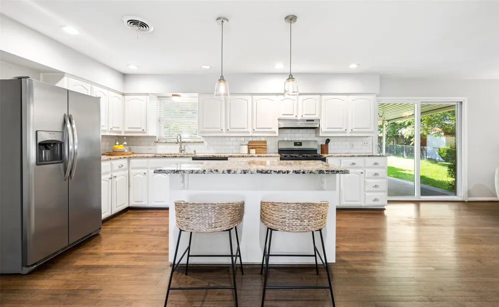 2546 Telegraph Avenue Dallas, TX 75228