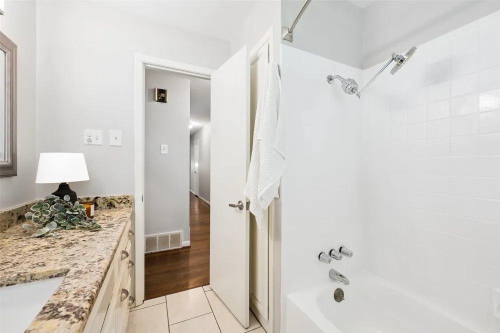 2546 Telegraph Avenue Dallas, TX 75228