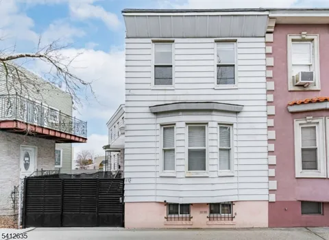 72 Lang St