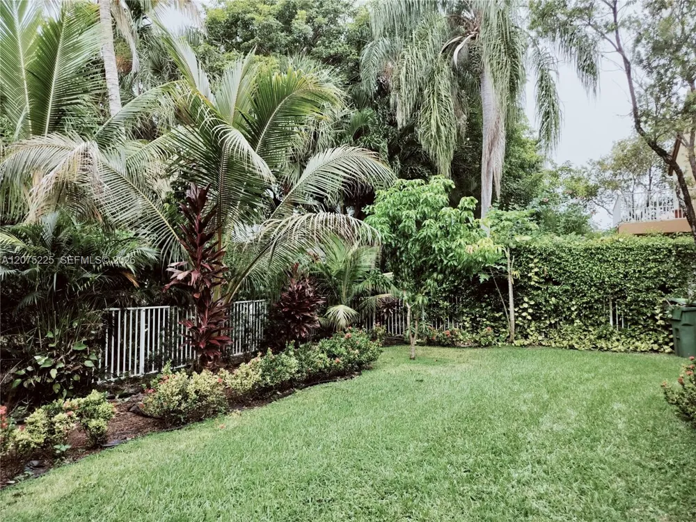 15842 SW 14 ST Pembroke Pines, FL 33027
