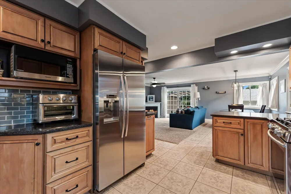 16943 Elizabeth Street Beverly Hills Village, MI 48025