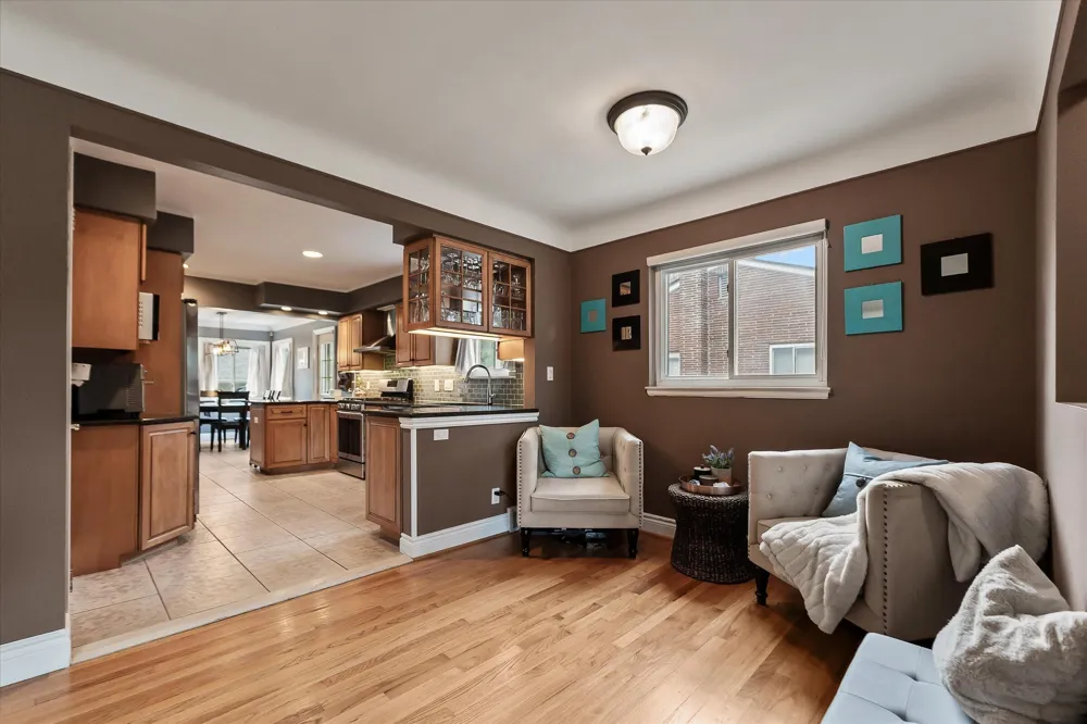 16943 Elizabeth Street Beverly Hills Village, MI 48025