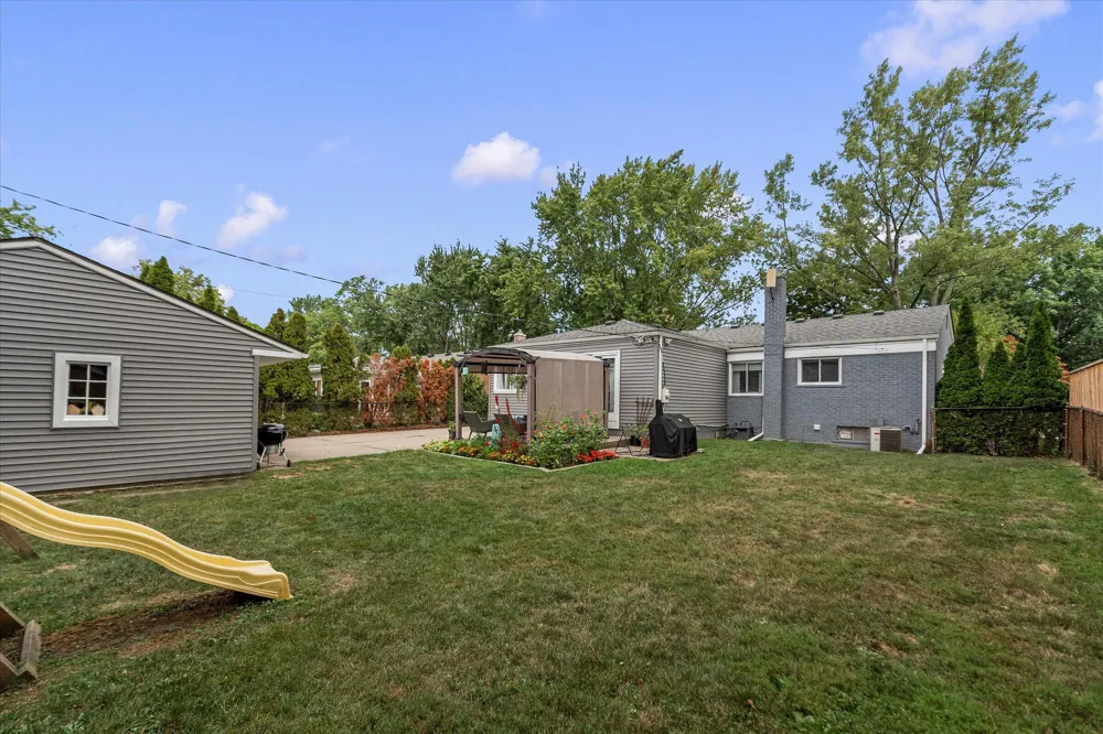16943 Elizabeth Street Beverly Hills Village, MI 48025