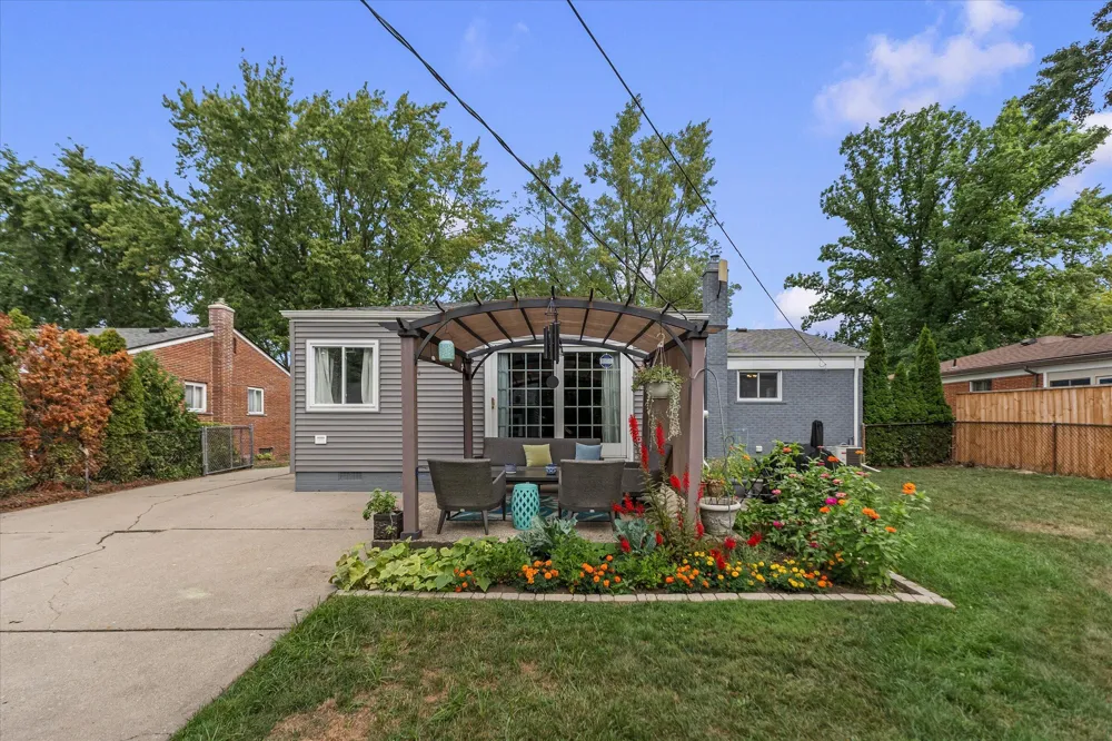 16943 Elizabeth Street Beverly Hills Village, MI 48025
